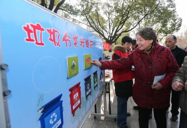 秦淮区月牙湖街道开展主题为“垃圾分类,让生活更美丽”宣传活动(资料图片) 。通讯员 潘春婷 南报融媒体记者 董家训 摄