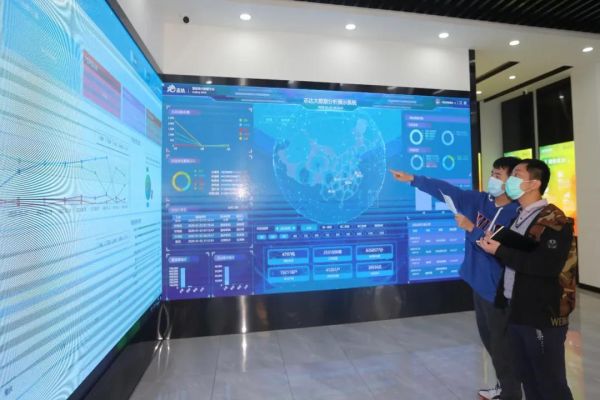 工作人员正在尧化街道垃圾分类数据中心内查看数据。南报融媒体记者 董家训 摄