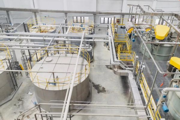 江北废弃物综合处置中心内,已投运的餐饮垃圾预处理车间。南报融媒体记者 马金 摄