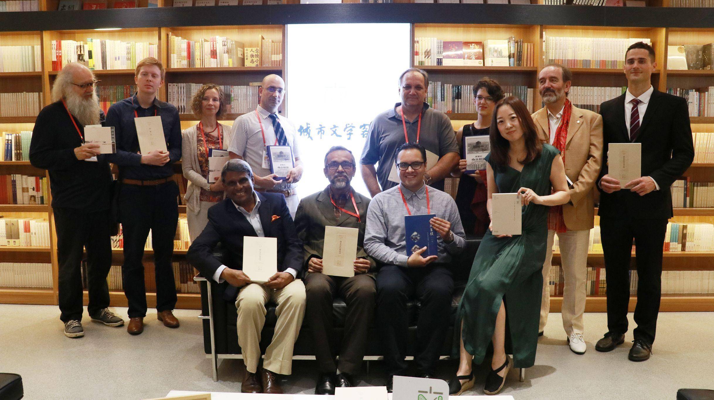 来自“一带一路”沿线国家的海外知名汉学家调研南京文学客厅。