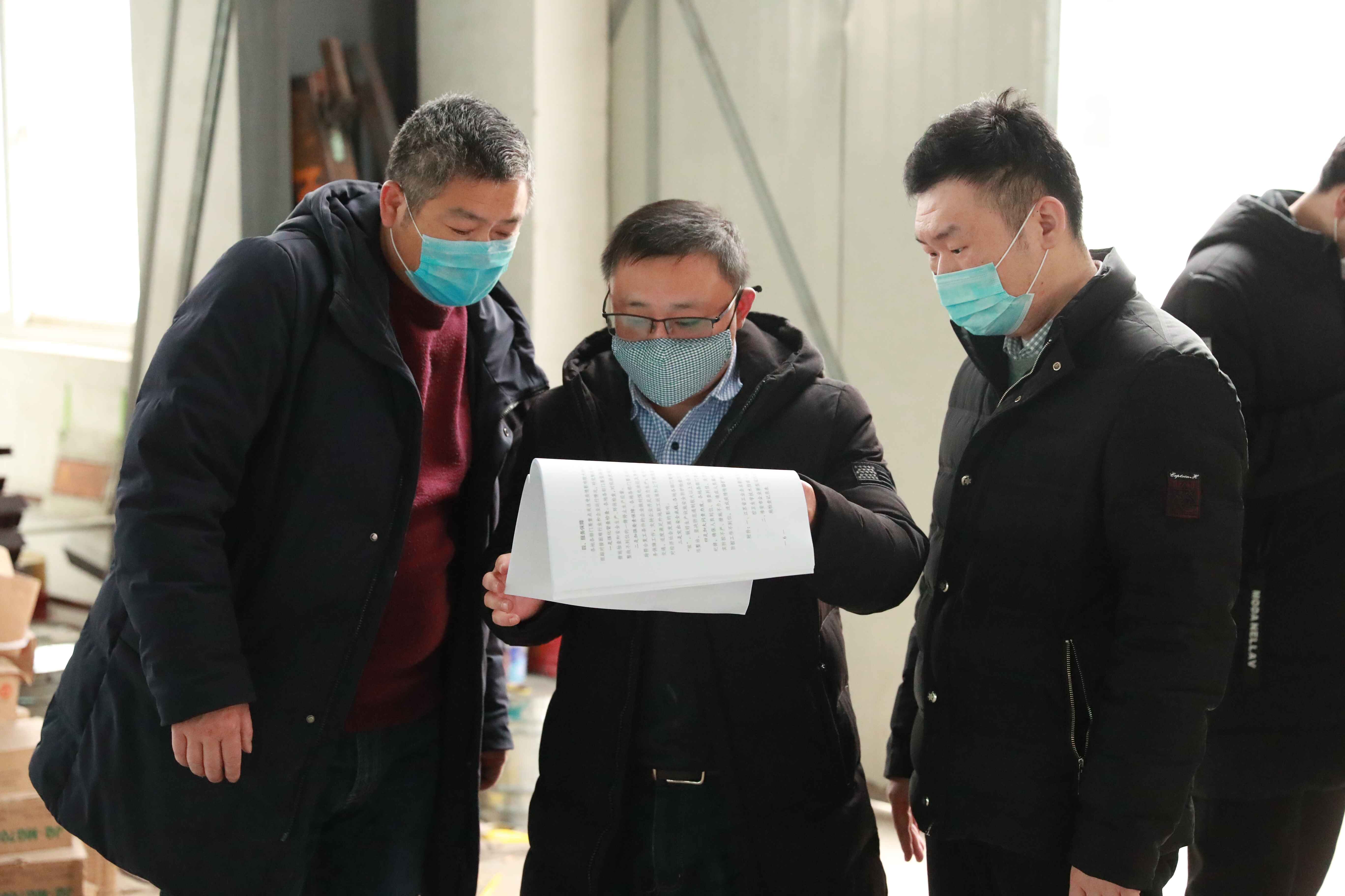 金湖“驻厂指导员”了解项目情况