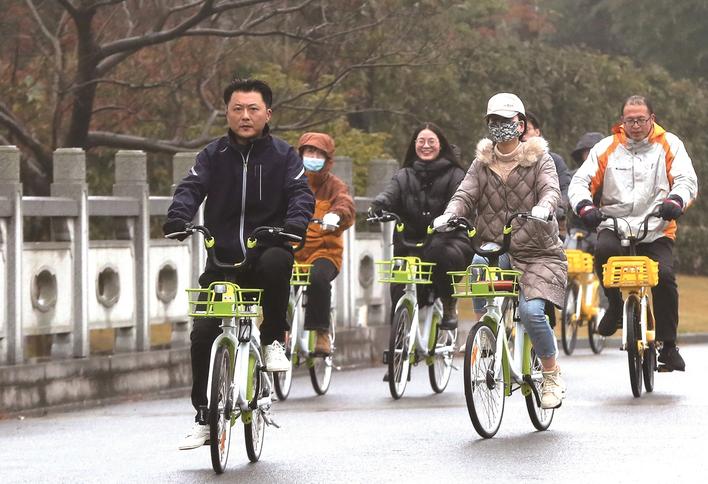 芒果体育官网入口：绿道更多景色更美不少市民回归“自行车大军”——骑行在穿梭中品味城市风情(图1)